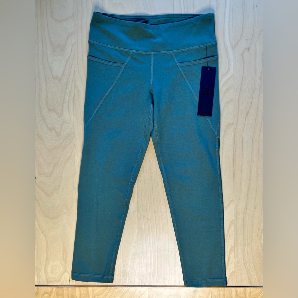 NWT Kiwi Capri Leggings with side pockets and mesh panels. SM and LG